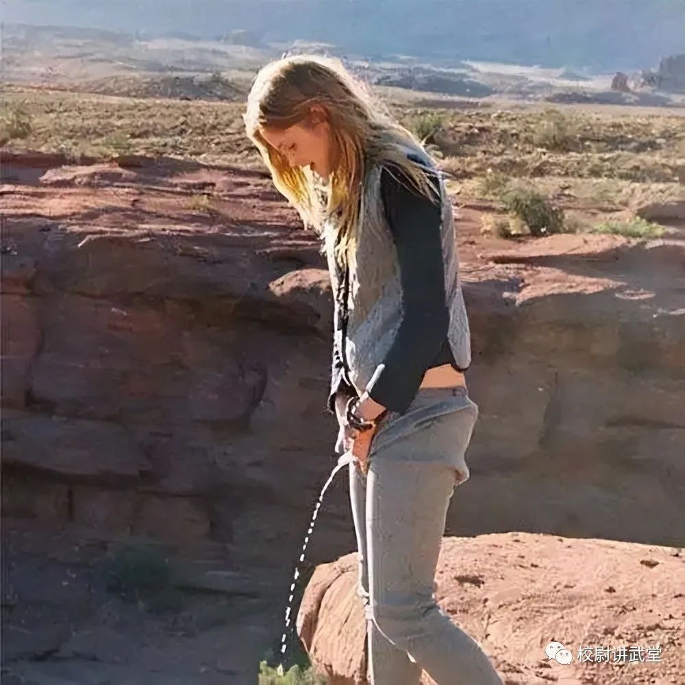 梦见撒尿撒到别人脚上，解读梦境中的尴尬与深层含义