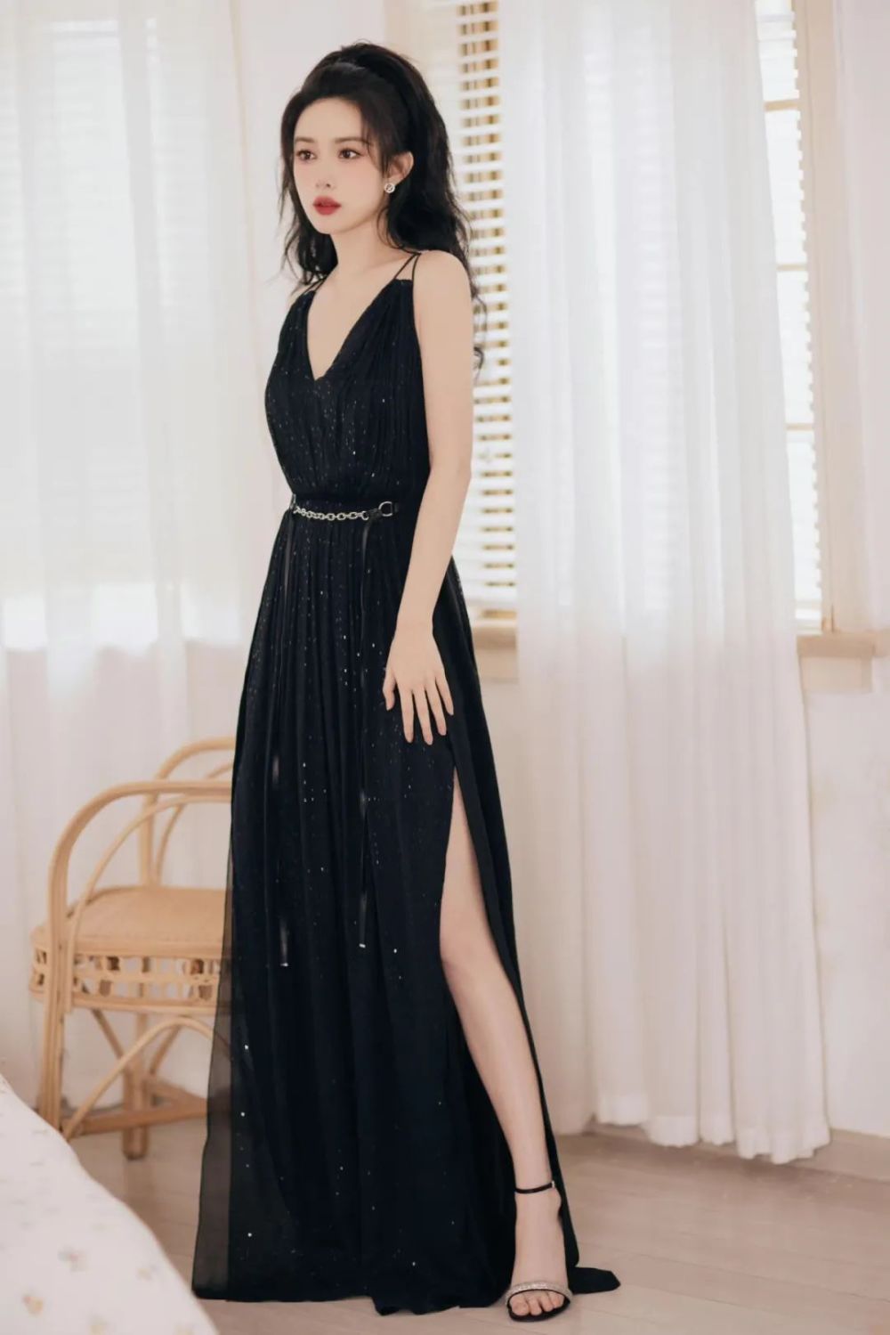 孟子义这套的金属腰带,为整体造型增加了亮点,还很巧妙地优化了身材