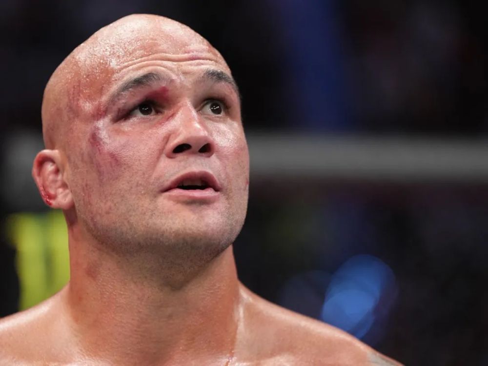 在2014年夺得次中量级冠军时,罗比-劳勒已打出25胜,10负,1无结果的