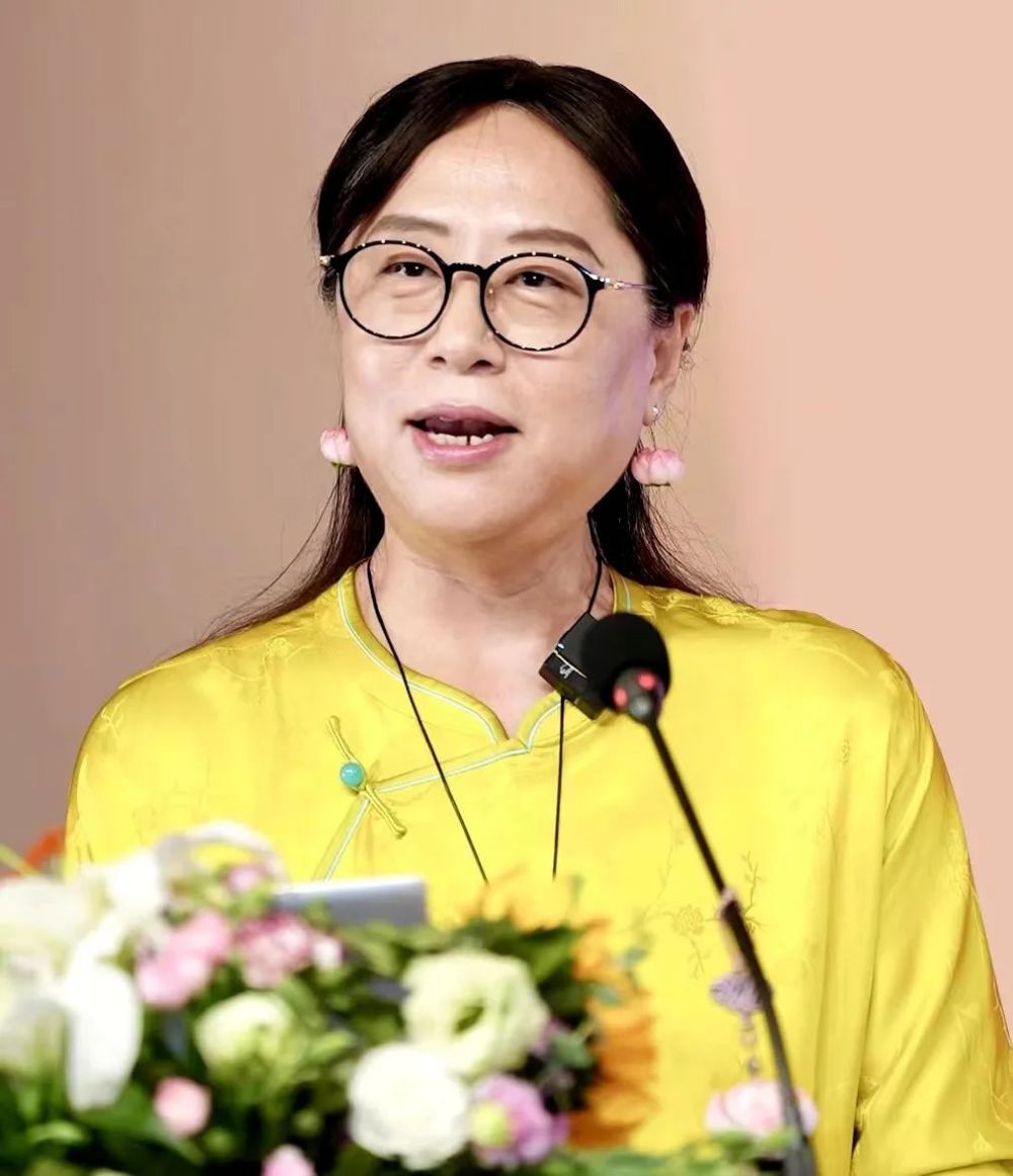 错过现场的看这里于丽华做客准噶尔大讲堂分享城市和女性话题