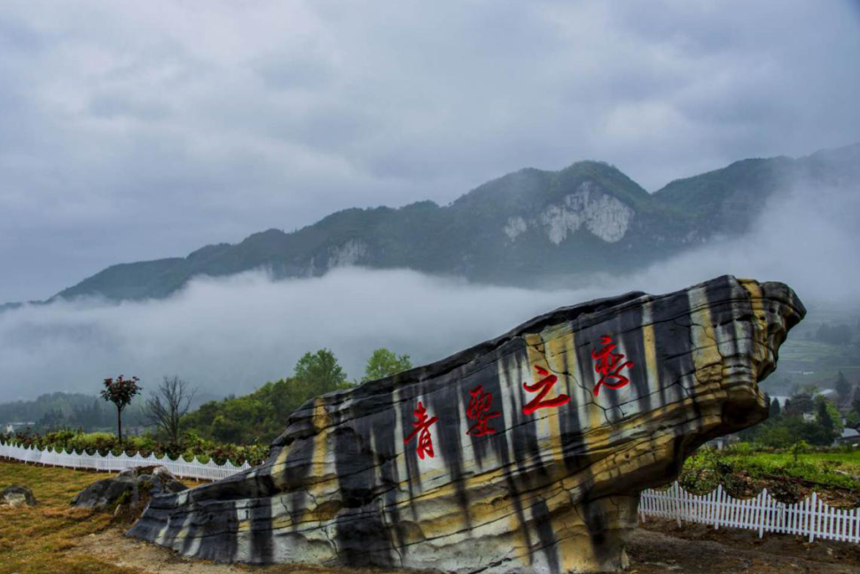 玫瑰花基地正前方遠處有一座形似桃心的山峰,當地人稱青要山,而玫瑰