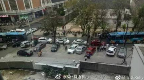 福州一男子持械行凶 警察开枪击倒 砸车