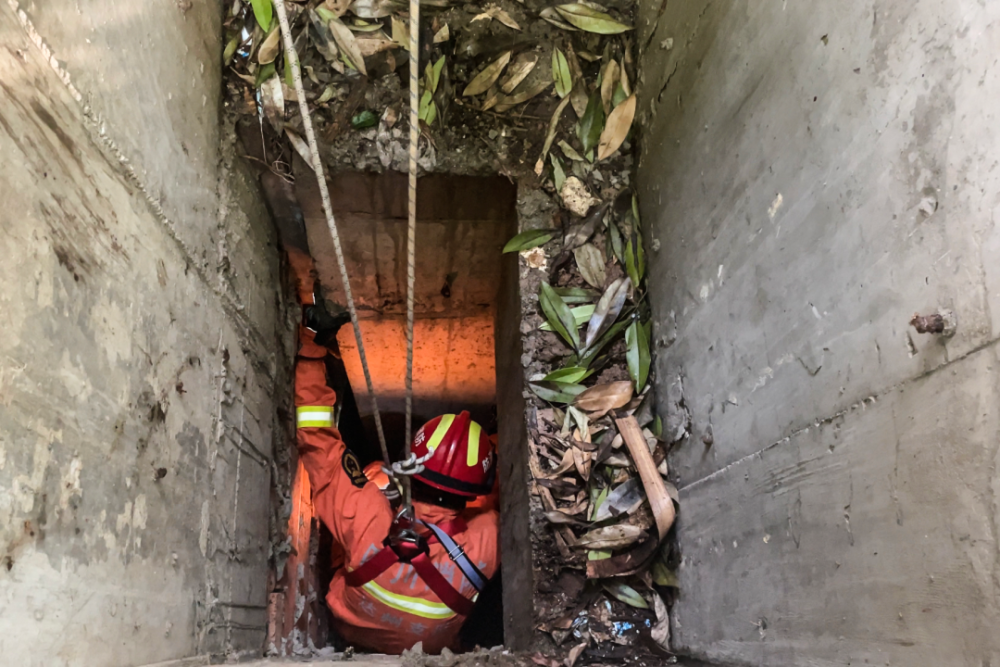 女孩跌入通风井大哭消防员暖心安抚不要怕