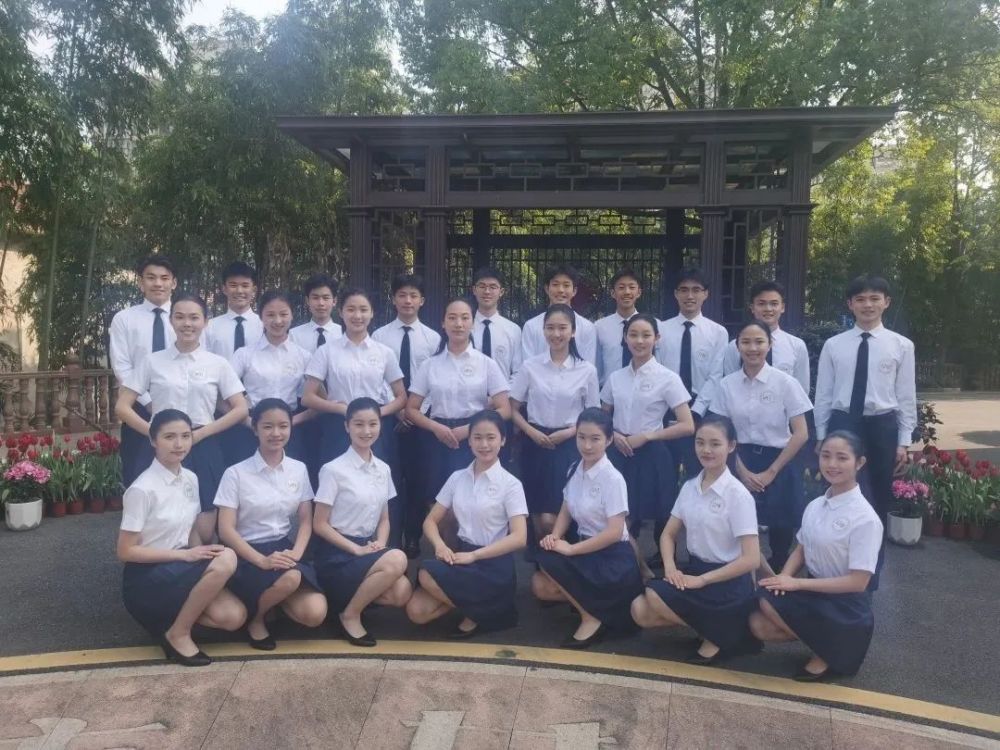 民航局直属的5所航空类院校在金华女子中学进行了空中乘务和空中安全