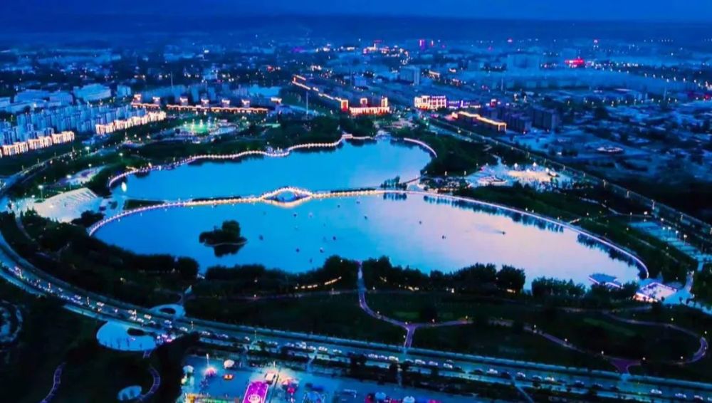 巩留县城的大街小巷,霓虹闪烁,车水马龙,蝶湖景区更是热闹非凡,采风团