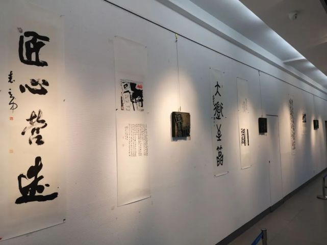 扬州市首届现代刻字艺术展创新展陈 实物、拓片、书法解读同时亮相_腾讯新闻