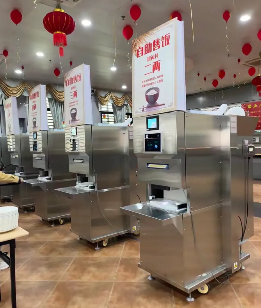 从网友晒出的图片看,打饭机器人出现在厦大的勤业餐厅,严格意义上来说