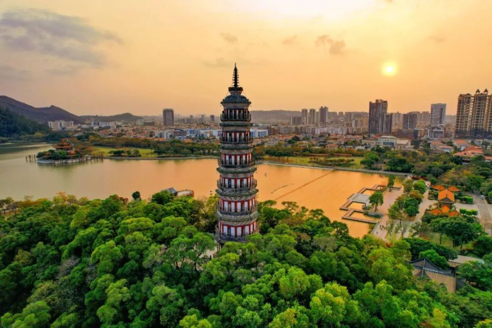 亚洲第一牌坊,佛山顺德顺峰山公园牌坊_腾讯新闻