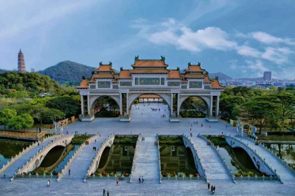 亚洲第一牌坊,佛山顺德顺峰山公园牌坊_腾讯新闻