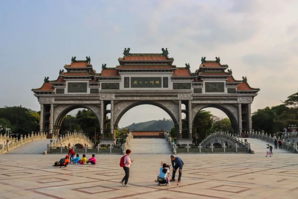 亚洲第一牌坊,佛山顺德顺峰山公园牌坊_腾讯新闻