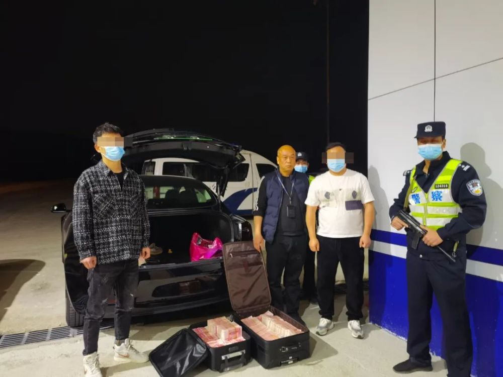 梅州一小车尾箱载300万现金!驾乘人员被抓!_腾讯新闻