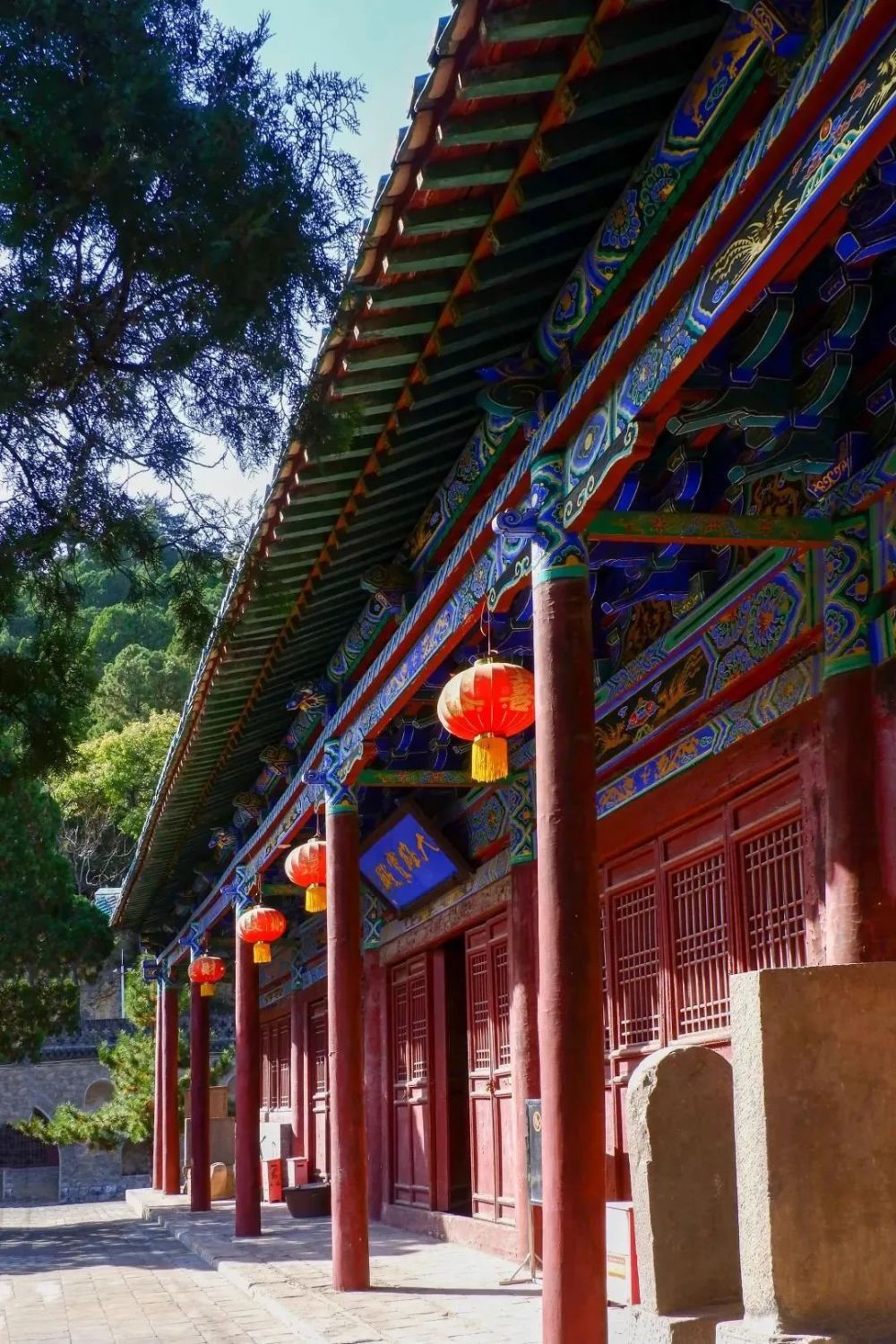 多福寺院坐北向南,為三進院落,佈局別緻,主要建築有天王殿,大雄寶殿