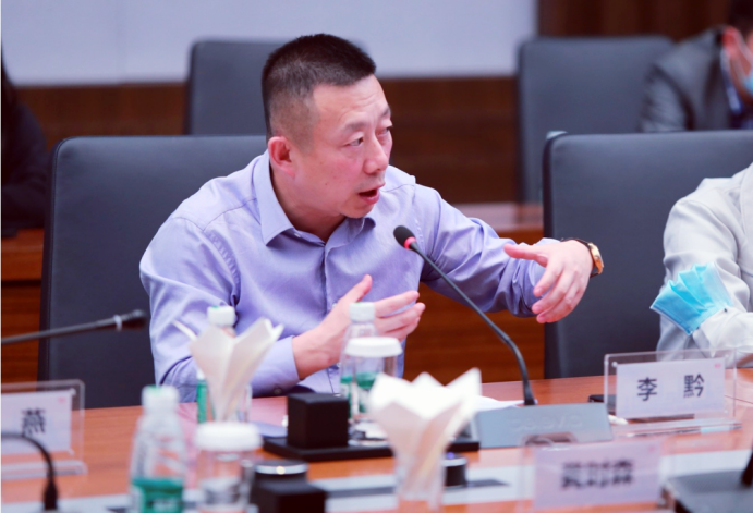 比亚迪董秘李黔进行经验分享在比亚迪交流现场在比亚迪展厅现场参观