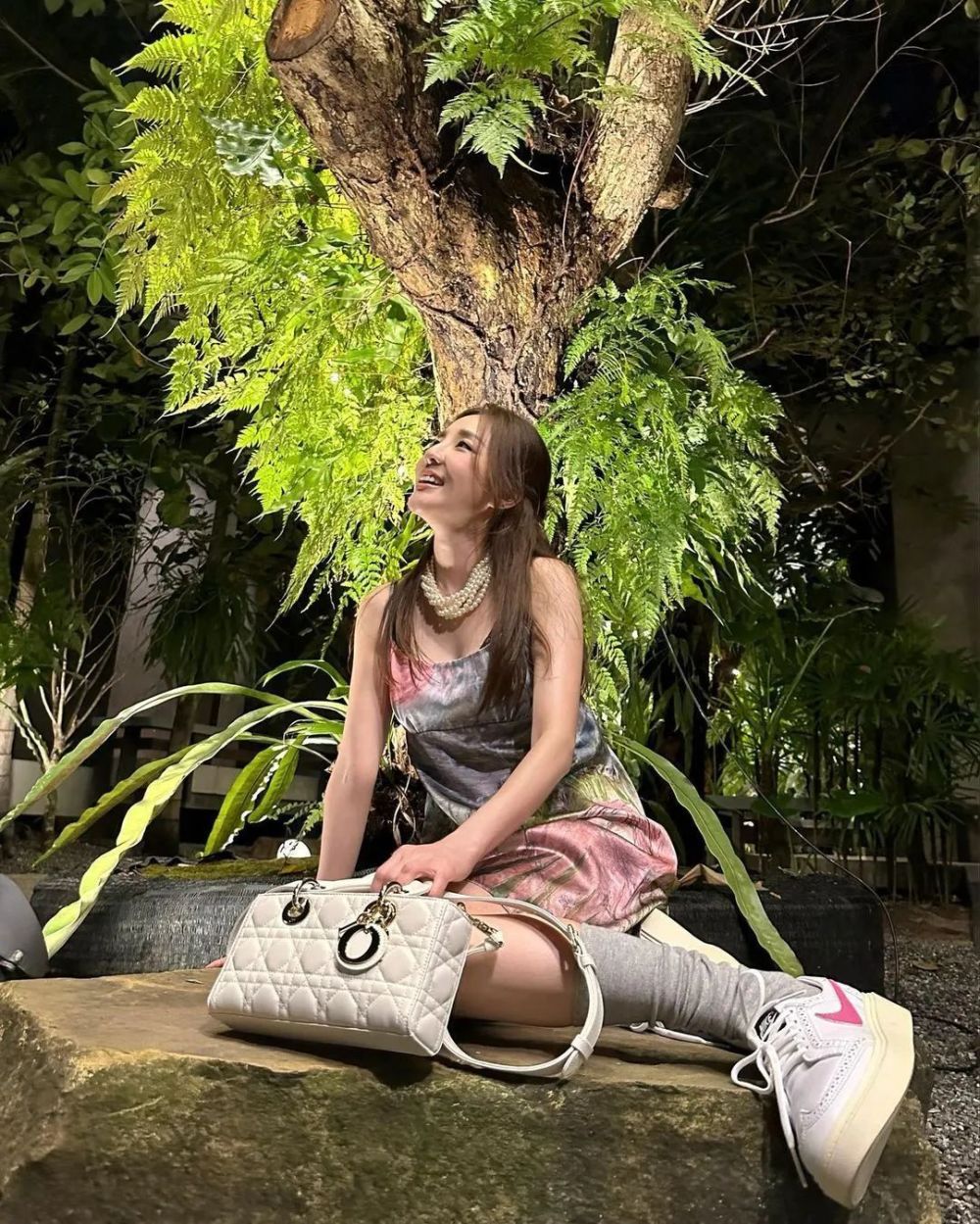 从平面模特到如今的美妆博主,姜泰莉此前也成功提车奔驰大 g,前段时间