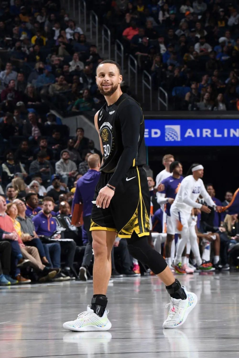 左右滑动查看更多他是believer,是阿耶莎·库里的丈夫,是莱利,莱恩,卡