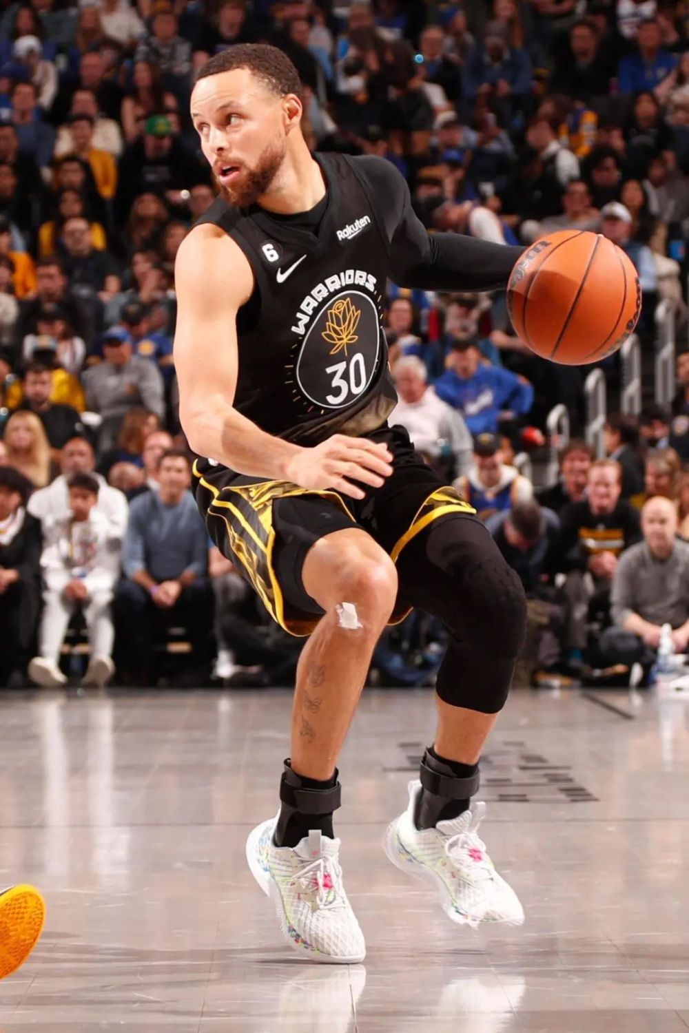 左右滑动查看更多他是believer,是阿耶莎·库里的丈夫,是莱利,莱恩,卡