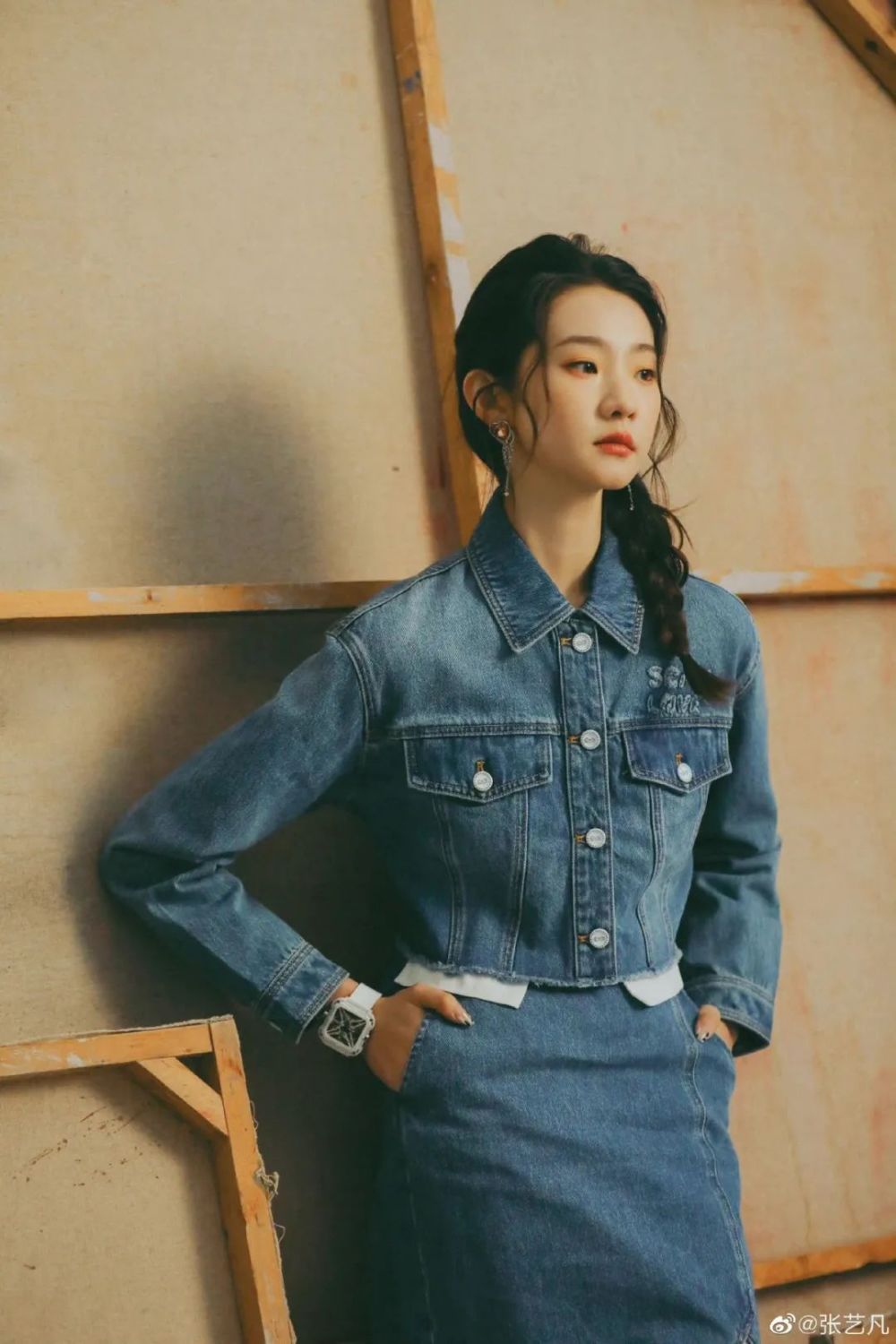 唐艺昕出游穿的牛仔外套,是心动单品没错了!_腾讯新闻