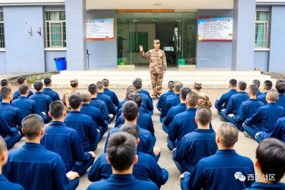 的板寸更显阳刚对比之前的发型教官为新兵们理发一切从"头"开始到达