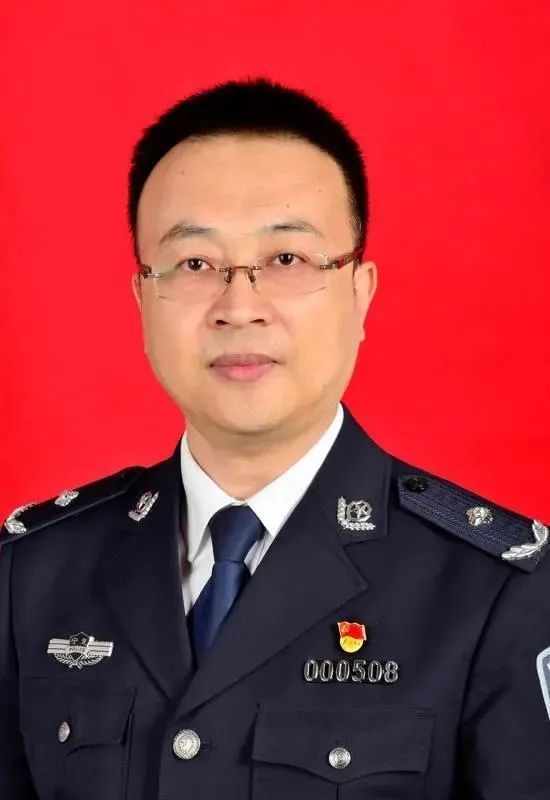 現任自治區公安廳情報指揮中心副主任,二級高級警長,三級警監警銜