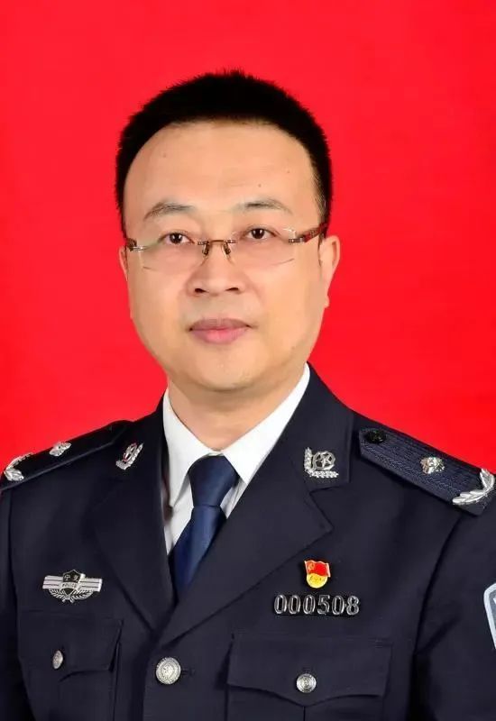 现任自治区公安厅情报指挥中心副主任,二级高级警长,三级警监警衔