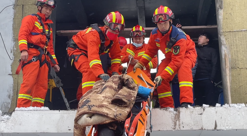 建筑工人不慎坠深井!施工现场安全不容忽视