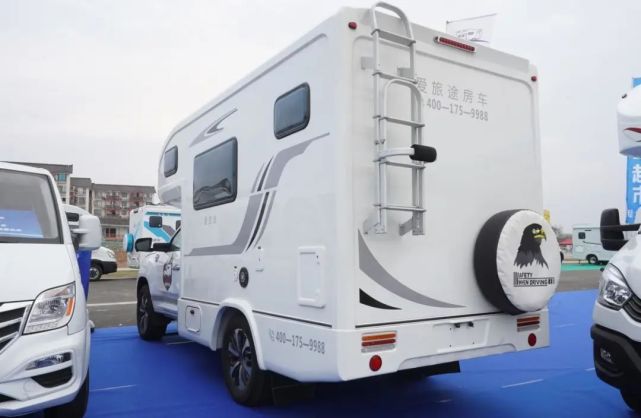 皮卡底盘四驱系统,两张床铺多人出行,实拍爱旅途t90房车!