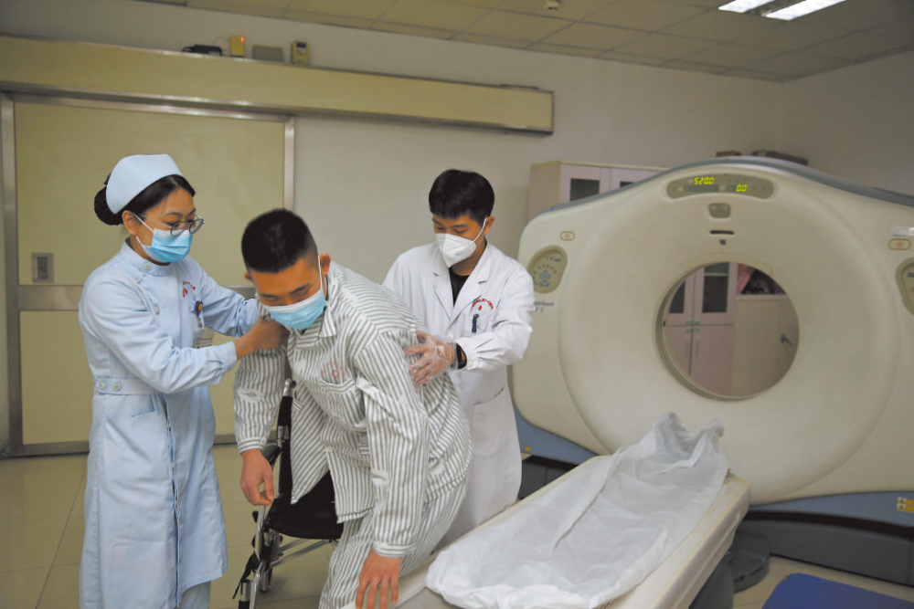 伤病员住院,无需部队派人陪护_腾讯新闻