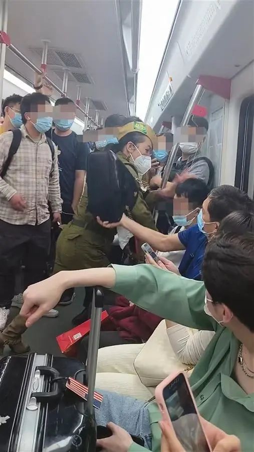 地铁上一女子67挥拳重击小伙头部