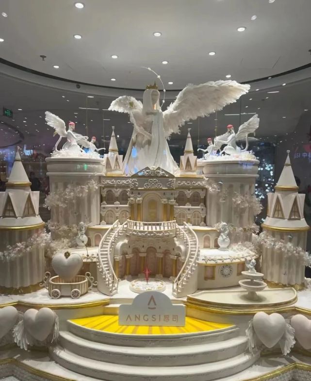 门口曾有一个镇店之宝"爱之神"蛋糕,标价1314万元.