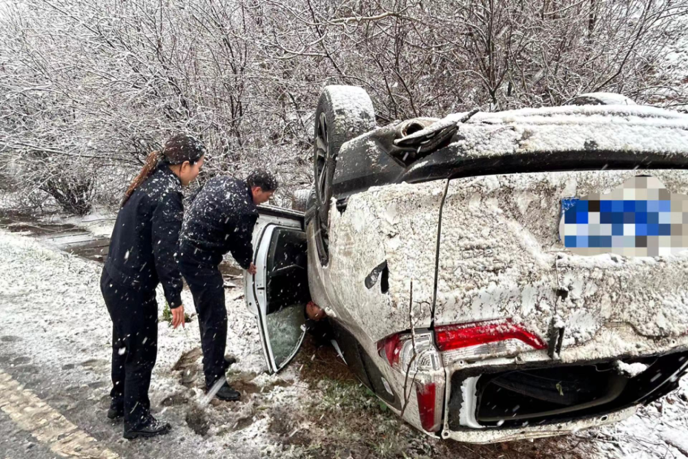 发现前方发生一起交通事故,一辆小轿车翻车在高速路边