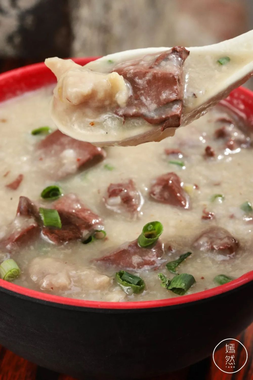 肉丸猪红粥现炸油条这是64年前已经有的传统味道,黑胡椒的辣味中和了