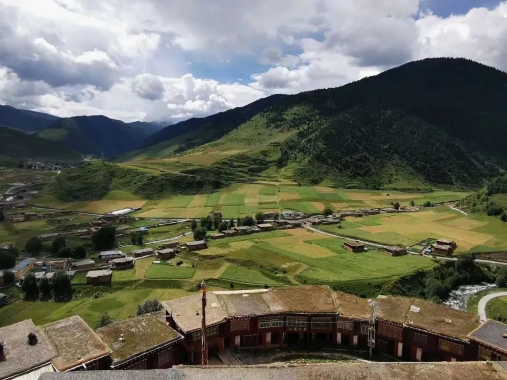 德格县麦宿镇地处麦宿河中游,麦宿镇位于县境内东南部,海拔3560米,距