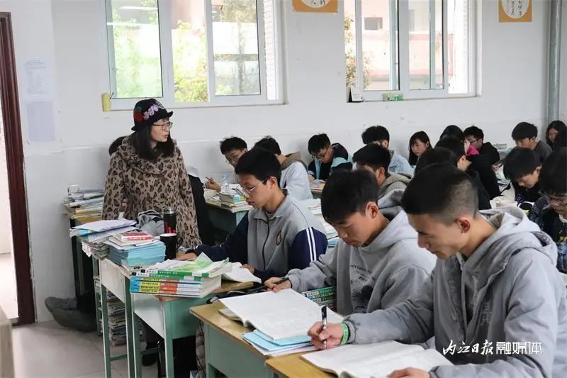 2001年,尤桂兰以卓越的教学品质,良好的教师风范调入内江市第十一中学