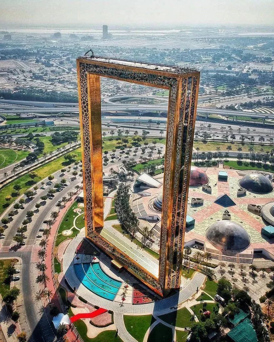 【"迪拜之框"(dubaiframe)】:始建于2013年,高度约150米,宽93米.