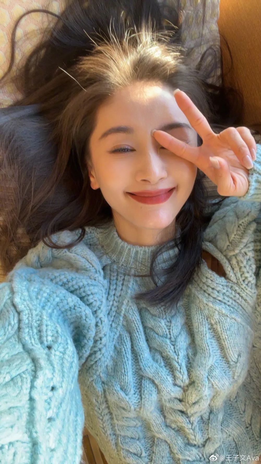 王子文在《今生也是第一次》中饰演的女强人路远方,奶茶色口红更衬托