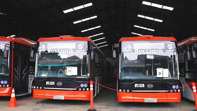 比亚迪22辆大巴成功交付印尼当地巴士公司