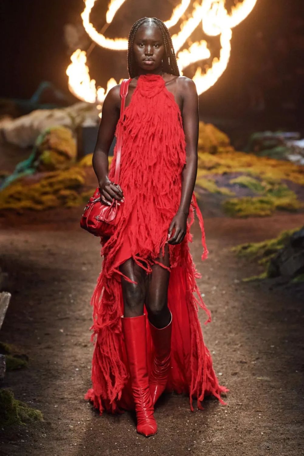 流行色2023时装周的胭脂红是秋冬真正的主角