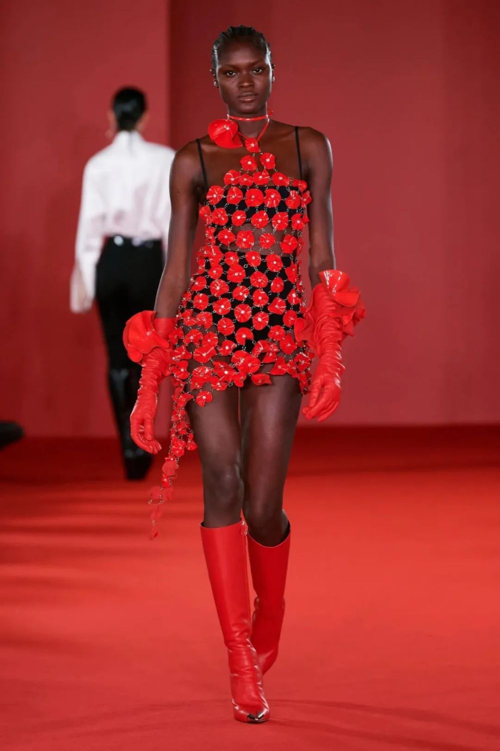 流行色2023时装周的胭脂红是秋冬真正的主角