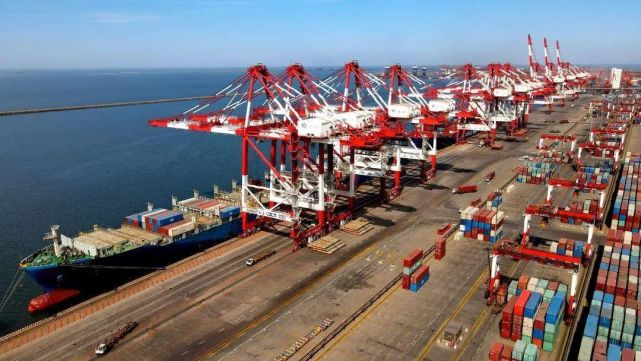 辽港集团营口港集装箱码头迎来生产高峰