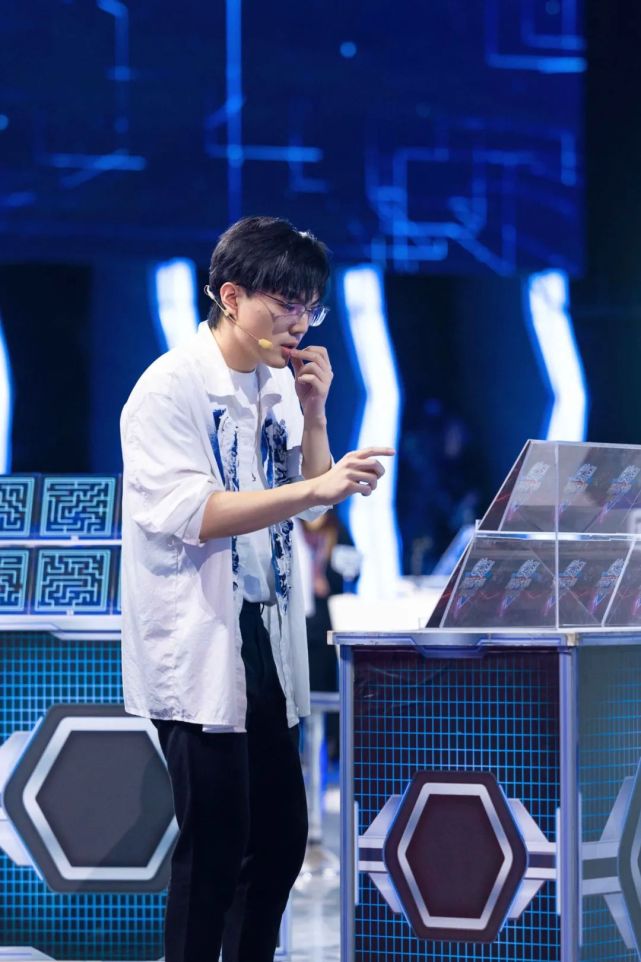 高光登顶太原小伙儿白宇鹏卫冕最强大脑第十季脑王并荣膺中国队长