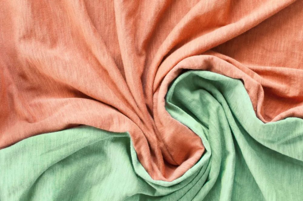 纯棉衣服就绝对纯天然化学纤维的衣服穿上后会给身体带来不适