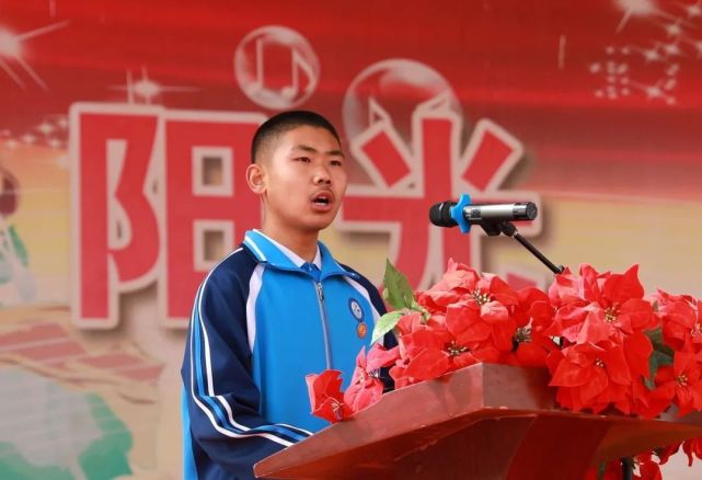 金塔县第四中学举行2023年八年级学生14周岁法治成人礼仪式