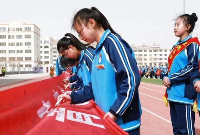 金塔县第四中学举行2023年八年级学生14周岁法治成人礼仪式