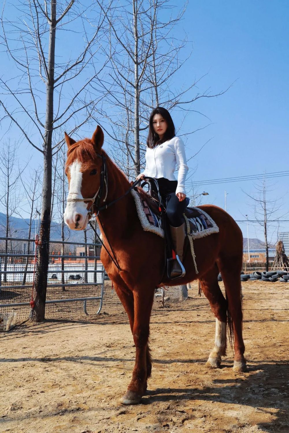 美女野骑就到丹东五龙马场