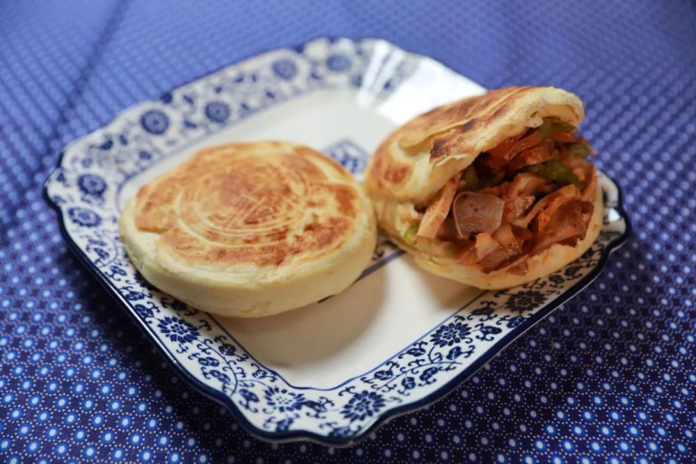 食材:子洲油饼,猪头肉,青椒,黄瓜,蒜瓣〔中吕·迎仙客〕肉夹饼凉凉