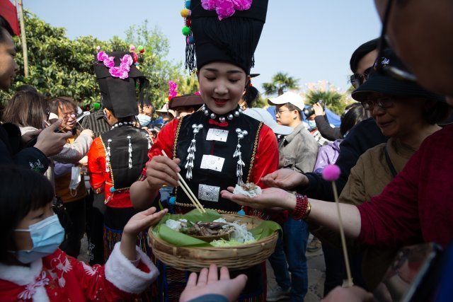 有一种叫云南的生活|体验阿昌族文化习俗!云南民族村举办"阿露窝罗"节
