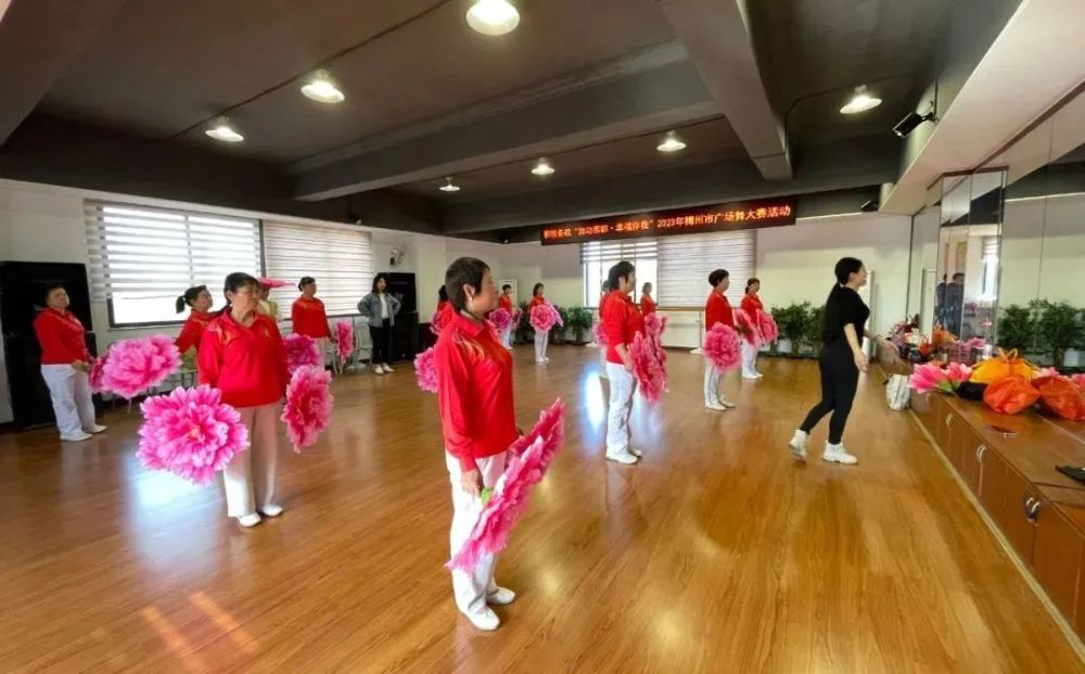 丰顺舞蹈队排练备战广场舞大赛_腾讯新闻