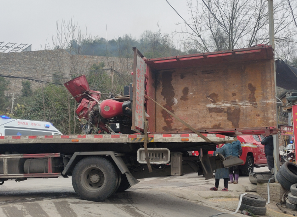 貴陽一大貨車剎車失靈連撞4車 受困人員已被成功救出_騰訊新聞