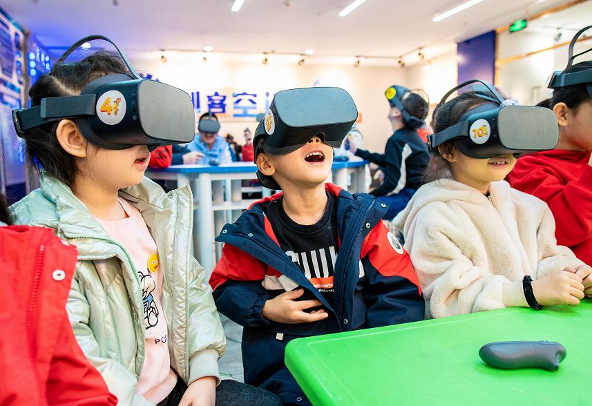 孩子们在玉泉区青少年宫"太空学院vr未来教室"体验vr课堂.