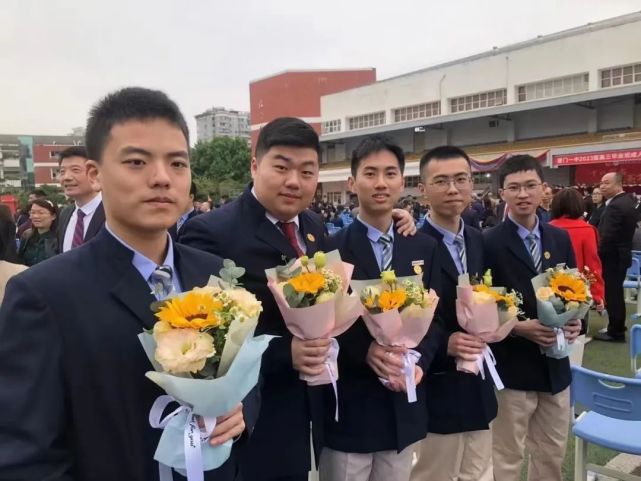 18岁成人礼,爸妈穿上22年前结婚礼服……大学教授:你人生的闹钟响了!